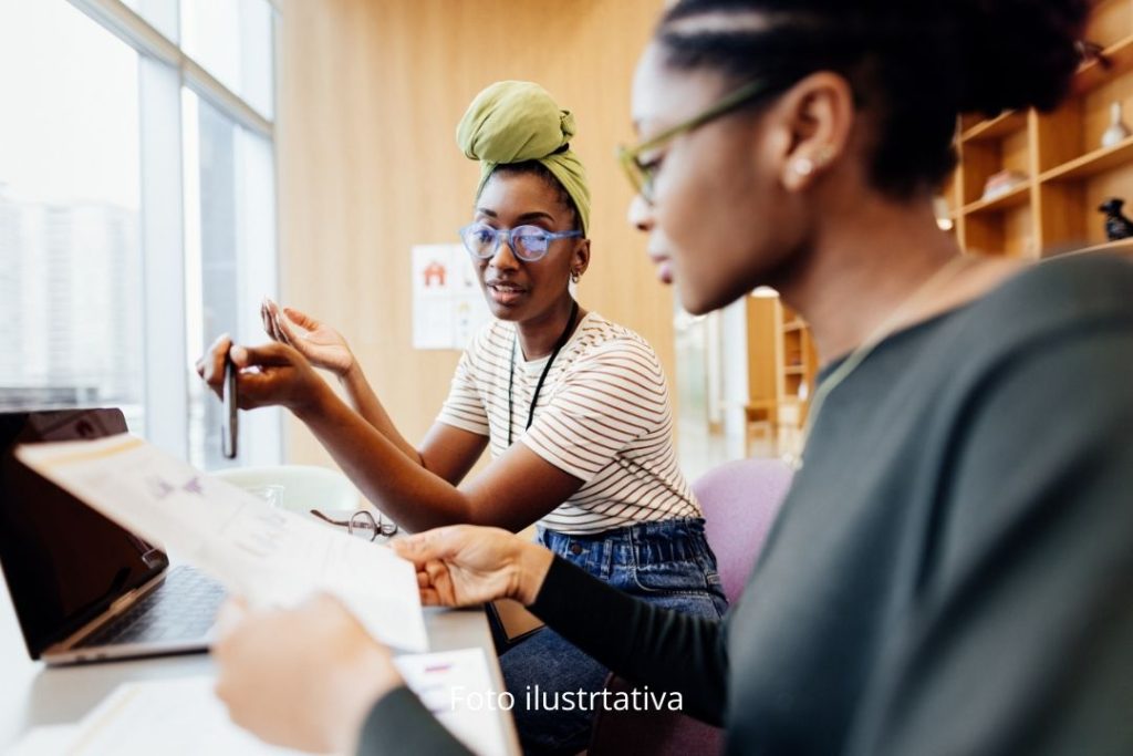 Duas empresarias analisando os graficos da empresa